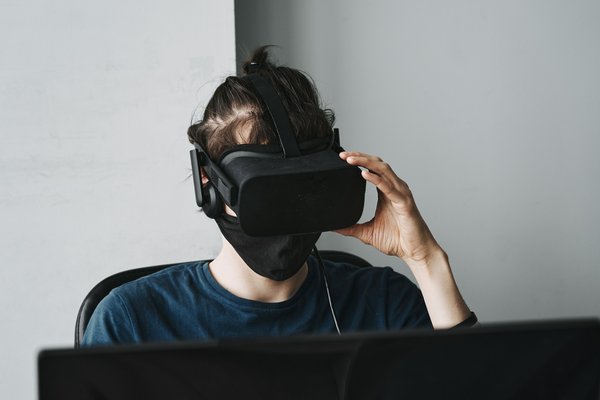 Comment les technologies de réalité augmentée peuvent-elles améliorer les visites de musées et galeries d'art?